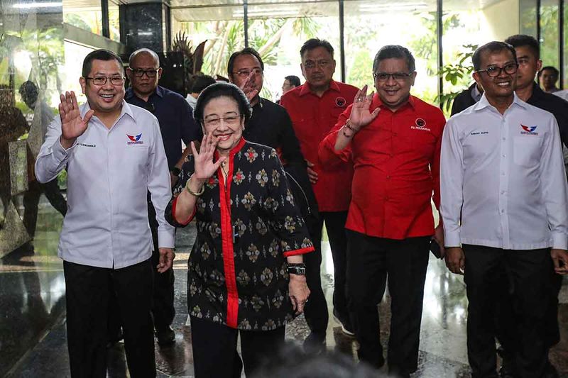 Ketua Umum Partai PDI Perjuangan Megawati Soekarnoputri (kedua kiri) didampingi Ketua Umum Partai Perindo Hary Tanoesoedibjo (kiri) memasuki gedung untuk rapat perdana di Gedung High End, Jakarta, Rabu (13/9/2023). Empat ketua umum partai pengusung Ganjar Pranowo menggelar rapat perdana yang membahas diantaranya pemantapan Tim Pemenangan Nasional (TPN) dan agenda-agenda strategis untuk Pemilu 2024. ANTARA FOTO/Asprilla Dwi Adha