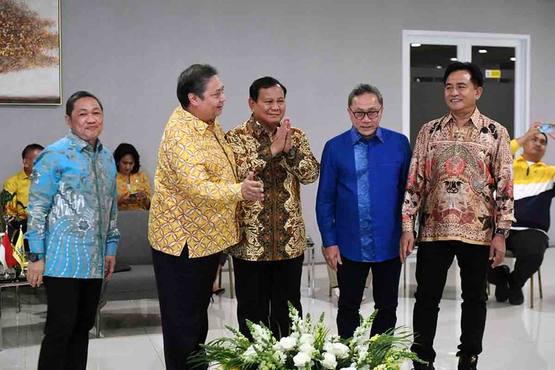 Ketua Umum Partai Gerindra Prabowo Subianto (tengah) bersama Ketua Umum Partai Golkar Airlangga Hartarto (kedua kiri), Ketua Umum PAN Zulkifli Hasan (kedua kanan), Ketua Umum PBB Yusril Ihza Mahendra (kanan), dan Ketua Umum Partai Gelora Anis Matta (kiri) berbincang sebelum melakukan pertemuan di DPP Partai Golkar, Jakarta, Kamis (14/9/2023). Pertemuan para ketua umum partai pengusung Prabowo Subianto sebagai calon presiden itu membahas program Koalisi Indonesia Maju jelang Pilpres 2024. ANTARA FOTO/Hafidz Mubarak A