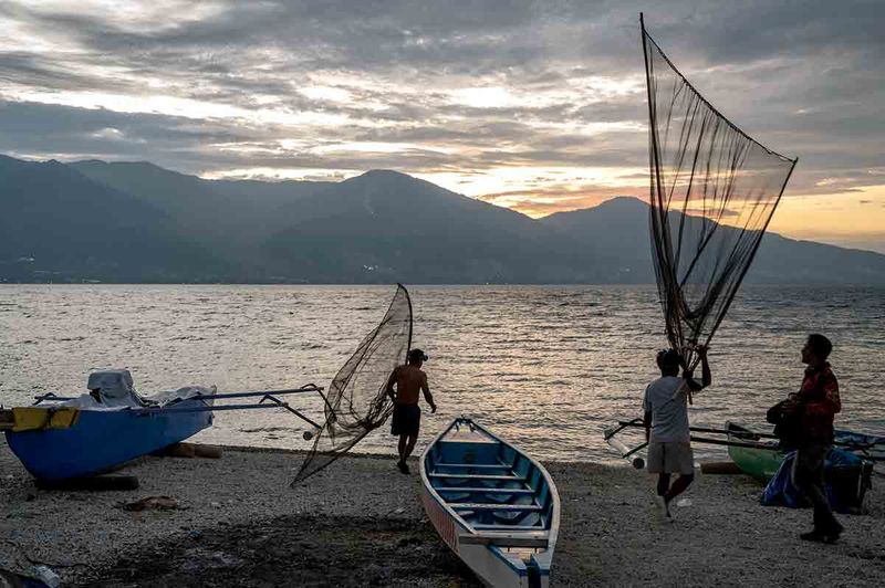 Nelayan membawa jaringnya untuk menangkap udang kecil di Pantai Tondo, Palu, Sulawesi Tengah, Kamis (14/9/2023). Bulan September merupakan musim bagi nelayan di wilayah itu untuk menangkap udang kecil yang sebagian besar hasil tangkapannya dijual untuk keperluan umpan memancing. ANTARA/Basri Marzuki