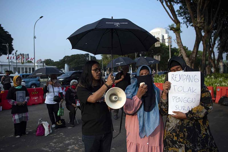 Warga Pulau Rempang, Kepulauan Riau bersama Anggota Jaringan Solidaritas Korban untuk Keadilan (JSKK) melakukan Aksi Kamisan ke-787 di seberang Istana Merdeka, Jakarta, Kamis (14/9/2023). Mereka meminta pemerintah untuk segera memenuhi hak-hak korban dan keluarga korban pelanggaran HAM berat serta meminta aparat keamanan untuk tidak bertindak represif terhadap masyarakat sebagaimana yang terjadi dalam peristiwa kericuhan di Pulau Rempang, Kepulauan Riau. ANTARA FOTO/Sigid Kurniawan