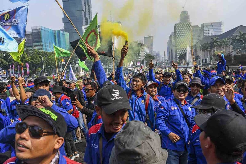 Sejumlah buruh yang tergabung dalam Konfederasi Serikat Pekerja Seluruh Indonesia (KSPSI) menggelar aksi di Patung Kuda Arjuna Wijaya, Jakarta Pusat, Kamis (14/9/2023). Mereka menuntut pemerintah untuk segera mencabut Perppu Cipta Kerja. ANTARA FOTO/Galih Pradipta