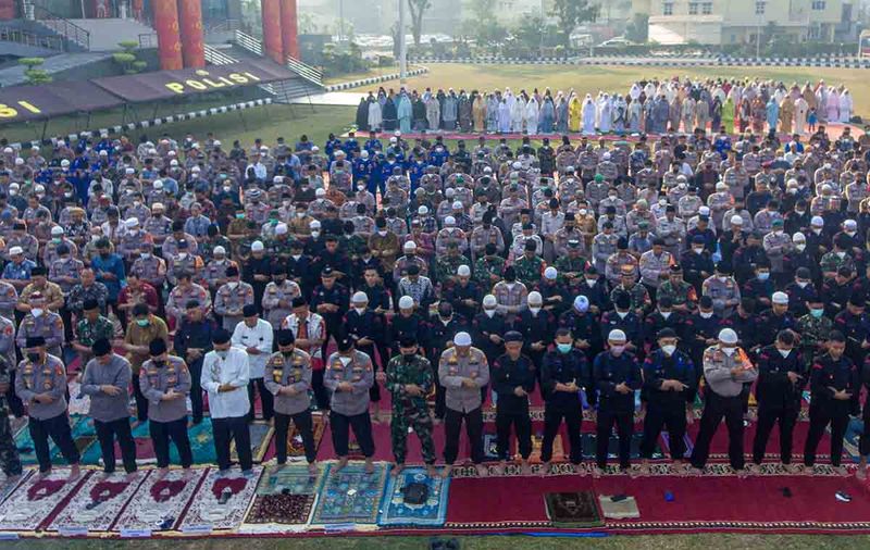 Sejumlah personel Polri, TNI dan PNS Polda Sumatera Selatan melaksanakan shalat Istisqa (salat meminta hujan) di halaman Polda Sumatera Selatan di Palembang, Jumat (15/9/2023). Shalat tersebut bertujuan untuk meminta kepada Allah SWT untuk diturunkannya hujan agar bencana kabut asap yang menyelimuti kota Palembang segera berakhir. ANTARA FOTO/Nova Wahyudi