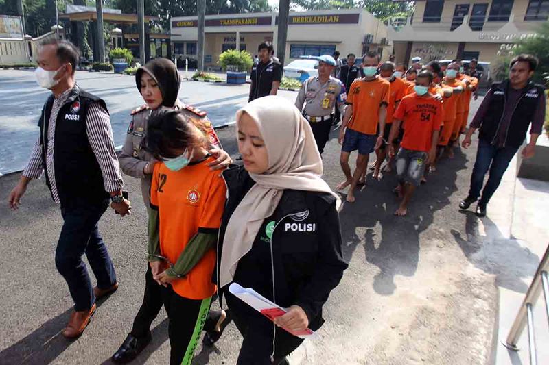 Polisi menggiring tersangka saat ungkap kasus jaringan peredaran narkotika di Mapolres Bogor, Cibinong, Kabupaten Bogor, Jawa Barat, Jumat (15/9/2023). Satuan Reserse Narkoba Polres Bogor menangkap 23 orang tersangka dari 18 perkara tindak pidana penyalahgunaan narkotika dengan barang bukti sabu siap edar seberat 549, 91 gram, 18,38 gram ganja, 185,50 gram tembakau sintetis dan 5.702 butir obat-obatan terlarang dengan jaringan peredaran di wilayah Kabupaten Bogor. ANTARA FOTO/Yulius Satria Wijaya