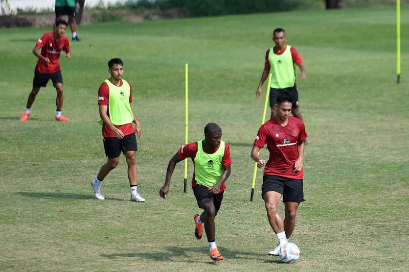 Sejumlah pemain timnas sepak bola U-24 menjalani latihan di Lapangan A Gelora Bung Karno, Jakarta, Jumat (15/9/2023). Latihan tersebut sebagai persiapan jelang Asian Games XIX di Hangzhou, China. ANTARA FOTO/Hafidz Mubarak A