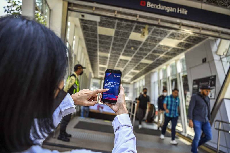 Warga mengakses aplikasi MyXL di Stasiun MRT Bendungan Hilir, Jakarta, Jumat (15/9/2023). XL Axiata mengumumkan bahwa kini bisa mengakses layanan data dan telekomunikasi saat berada di stasiun maupun jalur bawah tanah MRT Jakarta, sehingga mempermudah pelanggan tetap bisa terhubung dan produktif selama menggunakan layanan MRT Jakarta. ANTARA FOTO/Galih Pradipta