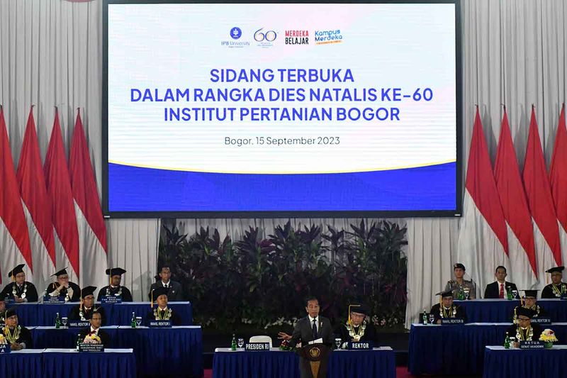 Presiden Joko Widodo menyampaikan orasi ilmiah saat sidang terbuka dalam rangka Dies Natalis ke-60 IPB di Gedung Graha Widya Wisuda, IPB University, Dramaga, Kabupaten Bogor, Jawa Barat, Jumat (15/9/2023). Dalam orasi ilmiah di hadapan civitas akademi IPB University, Presiden mengangkat isu tantangan mengatasi krisis pangan global yang berdampak pada Indonesia. ANTARA FOTO/Arif Firmansyah