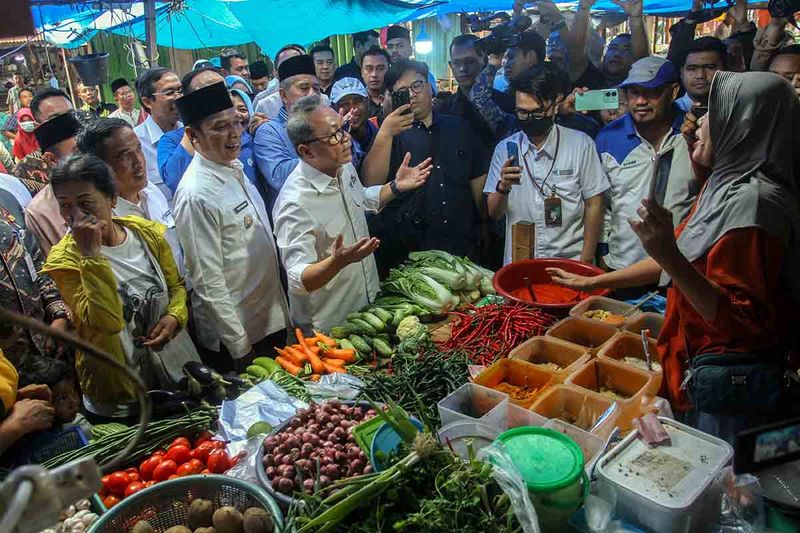 Menteri Perdagangan Zulkifli Hasan berdialog dengan pedagang ketika memantau langsung kondisi harga dan ketersediaan bahan pokok di Pasar Palapa Pekanbaru, Riau, Jumat (15/9/2023). Dalam peninjauanya Mendag mendapati ada beberapa bahan pokok seperti beras yang mengalami kenaikan harga, dan Mendag juga meninjau langsung progres revitalasi di pasar tradisional tersebut. ANTARA FOTO/Rony Muharrman