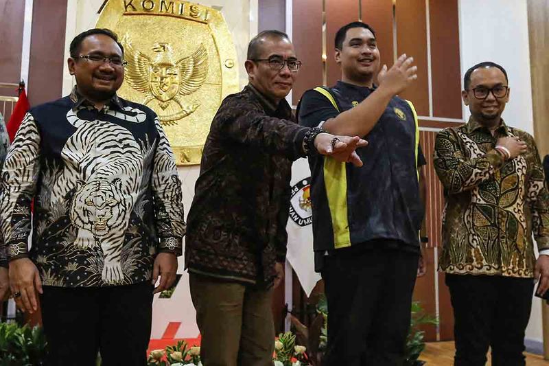 Menteri Agama, Yaqut Cholil Qoumas (kiri), bersama Menteri Pemuda dan Olahraga Dito Ariotedjo (kedua kanan), Ketua KPU RI Hasyim Asy’ari (kedua kiri), Kepala PPATK Ivan Yustiavandana (kanan) berbincang usai penandatanganan Nota Kesepahaman di Kantor KPU, Jakarta, Jumat (15/9/2023). Nota Kesepahaman tersebut antara KPU dengan Kementerian Agama, Kementerian Pemuda dan Olahraga, dan PPATK mendukung penyelenggaraan Pemilu dan Pilkada Serentak 2024. ANTARA FOTO/Asprilla Dwi Adha