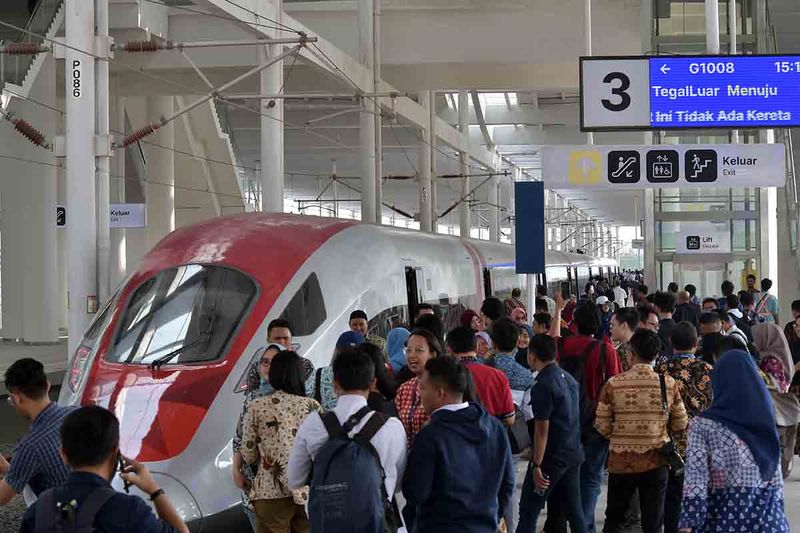 Sejumlah penumpang Kereta Cepat Jakarta Bandung (KCJB) saat menunggu keberangkatan di Stasiun Tegalluar, Kabupaten Bandung, Jawa Barat, Jumat (15/9/2023). PT KCIC (Kereta Cepat Indonesia China) menjalankan uji coba operasional dengan penumpang tidak berbayar dengan total 8 perjalanan per hari dari Stasiun Halim ke Tegalluar dan kapasitas penumpang 2200 orang per hari dari tanggal 14 September hingga 30 September 2023. ANTARA FOTO/ Fakhri Hermansyah