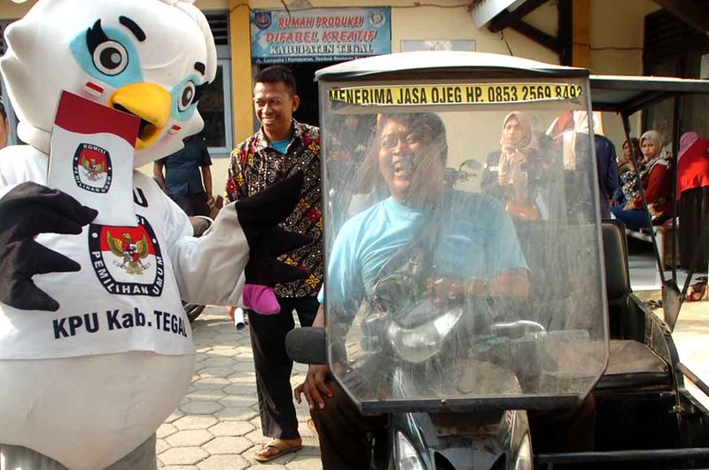 Maskot Sura melakukan sosialisasi pemilu kepada penyandang disabilitas di Sekretariat Difabel Slawi Mandiri (DSM) Desa Tembok Banjaran, Kabupaten Tegal, Jawa Tengah, Jumat (15/9/2023). Sosialisai yang dilakukan KPU Kabupaten Tegal tersebut untuk memberi edukasi serta meningkatkan partisipasi penyandang disabilitas agar menggunakan hak suara mereka pada Pemilu 2024. ANTARA FOTO/Oky Lukmansyah