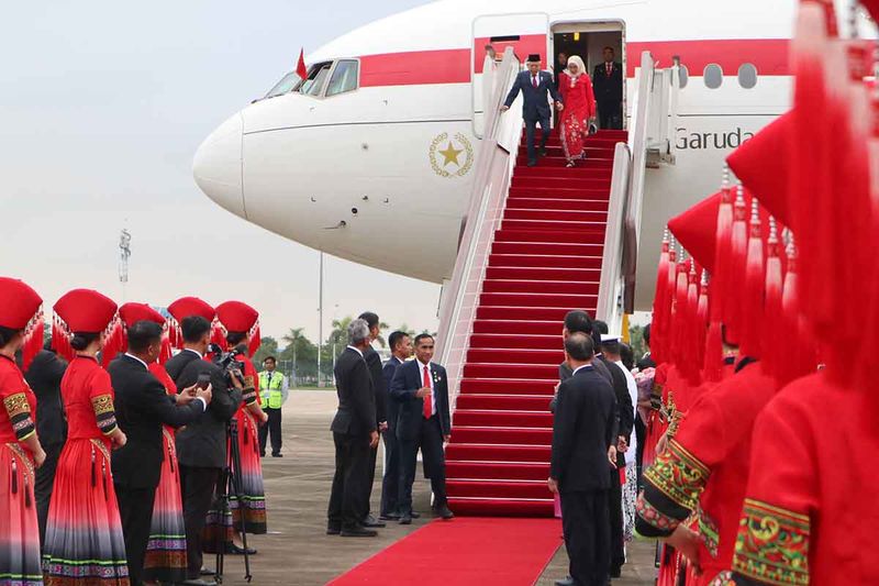 Wapres Ma'ruf Amin dan Ibu Wury Ma'ruf Amin menuruni tangga pesawat setibanya di Bandara International Wuxu, Nanning, China, Jumat (15/9). Kunjungan wapres dalam rangka menghadiri pembukuaan China-ASEAN Expo 2023 dan rencananya bertemu Perdana Menteri Li Qiang di kota tersebut. ANTARA FOTO/Desca Lidya Natalia