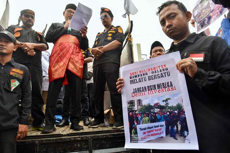 Sejumlah masyarakat dari suku melayu berunjuk rasa di depan Taman Makam Pahlawan, Medan, Sumatera Utara, Jumat (15/9/2023). Dalam aksinya tersebut, mereka meminta pemerintah membatalkan proyek strategis nasional yang membuat masyarakat lokal terancam terelokasi dari tanah leluhurnya di Pulau Rempang dan Pulau Galang, Kepulauan Riau. ANTARA FOTO/Fransisco Carolio