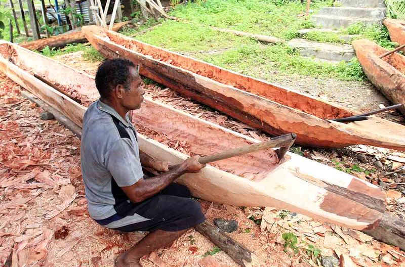 Warga Suku Sentani membuat perahu tradisonal di Kampung Yoka, Kota Jayapura, Jumat (14/9/2023). Perahun tradisional tersebut dijadikan alat transpotasi bagi warga adat suku Sentani yang sebagian besar bermukiman di tepian danau Sentani. ANTARA FOTO/Gusti Tanati