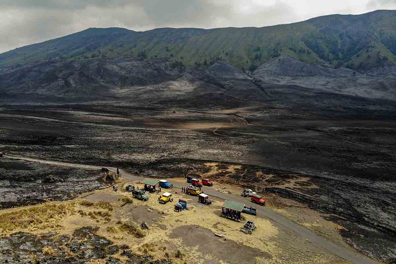 Foto udara kondisi lahan pasca kebakaran di Pos Watu Gede, kawasan Gunung Bromo, Probolinggo, Jawa Timur, Jumat (15/9/2023). Balai Besar Taman Nasional Bromo Tengger Semeru memastikan bahwa kebakaran yang terjadi sejak Rabu (6/9) di kawasan hutan dan lahan Gunung Bromo telah berhasil dipadamkan, diperkirakan luas area yang terbakar mencapai 500 hektare. ANTARA FOTO/Muhammad Mada