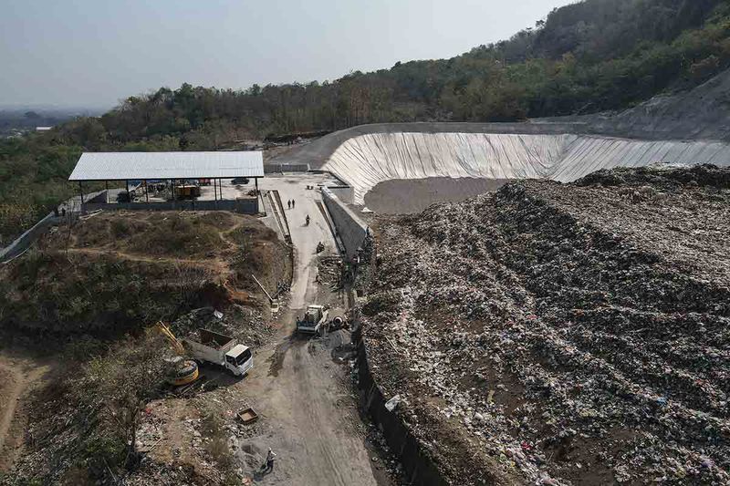 Pekerja menyelesaikan pembangunan proyek zona transisi II Tempat Pengolahan Sampah Terpadu (TPST) Piyungan, Bantul, DI Yogyakarta, Jumat (15/9/2023). Proses pembangunan proyek zona transisi II TPST Piyungan dalam tahap pemasangan biotek sebagai dasar serta penampungan lindi ditargetkan rampung pada bulan Oktober 2023. ANTARA FOTO/Hendra Nurdiyansyah