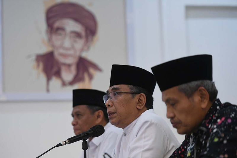 Ketua Umum PBNU KH Yahya Cholil Staquf (tengah) memberikan keterangan pers di Jakarta, Jumat (15/9/2023). Keterangan pers tersebut menjelaskan jelang pelaksanaan Musyawarah Nasional (Munas) Alim Ulama dan Konferensi Besar (Konbes) Nahdlatul Ulama (NU) pada 18 September 2023?di Jakarta, serta membahas isu-isu terkini seperti dinamika politik jelang Pemilu 2024 dan konflik di Pulau Rempang, Kepulauan Riau. ANTARA FOTO/Hafidz Mubarak A