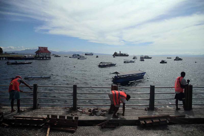 Sejumlah pekerja menyelesaikan pagar pembatas pantai saat penataan dan revitalisasi kawasan Objek Wisata Pantai Falajawa di Kota Ternate, Maluku Utara, Sabtu (16/9/2023). Pemerintah Kota Ternate mulai menata kembali kawasan Pantai Falajawa menggunakan dana APBD tahun 2023 sebesar Rp2,2 miliar untuk membangun sejumlah fasilitas penunjang pariwisata dengan konsep baru yang diharapkan mendorong perekonomian masyarakat setempat. ANTARA FOTO/Andri Saputra