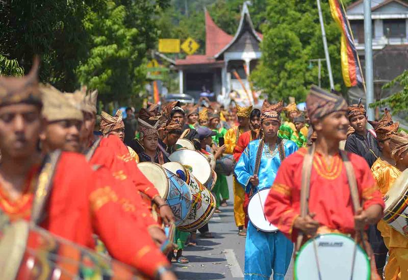 Arak-arakan anak nagari sambil memainkan gandang tambua saat pembukaan Festival Danau Maninjau - Kelok 44 di Kelok 1, Nagari Maninjau, Agam, Sumatera Barat, Sabtu (16/9/2023). Balai Pelestarian Kebudayaan Sumbar menggelar festival tersebut dengan menampilkan kesenian dan tradisi masyarakat untuk menjaga alam dan merawat tradisi sekeliling Danau Maninjau. ANTARA FOTO/Iggoy el Fitra