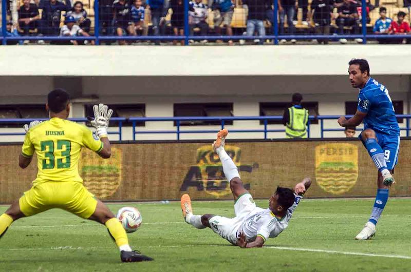 Pesepak bola Persib Bandung Ezra Walian (kanan) menendang bola ke arah gawang yang dikawal pesepak bola dan penjaga gawang Persikabo 1973 Didik Wahyu (tengah) dan Husna Al Malik (kiri) saat pertandingan lanjutan BRI Liga 1 di Stadion Gelora Bandung Lautan Api, Bandung, Jawa Barat, Sabtu (16/9/2023). Persib berhasil menang dengan skor akhir 2-0. ANTARA FOTO/Novrian Arbi