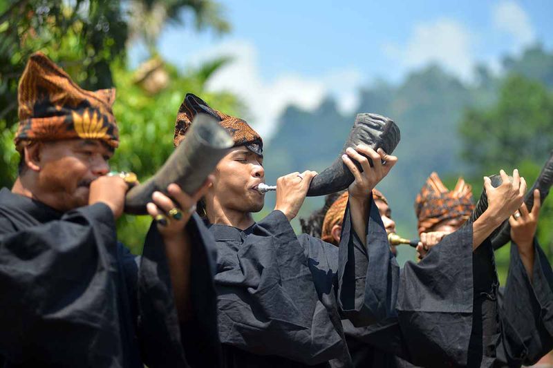 Seniman memainkan alat musik tradisional Minang, pupuik tanduak saat digelarnya Festival Danau Maninjau - Kelok 44 di Agam, Sumatera Barat, Sabtu (16/9/2023). Pupuik Tanduak merupakan alat musik tiup langka dengan nada tunggal yang dibuat dari tanduk kerbau sebagai pengiring musik dan tari, dahulu juga berfungsi sebagai pengimbau, penanda, dan pengumuman dari pemuka adat kepada warga kampung. ANTARA FOTO/Iggoy el Fitra