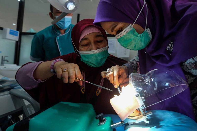 Sejumlah dokter gigi spesialis dan tenaga kesehatan mengikuti pelatihan manajemen dini pada trauma maksilofasial dan bedah mulut di Rumah Sakit Gigi dan Mulut (RSGM) Soelastri Solo, Jawa Tengah, Sabtu (16/9/2023). Pelatihan tersebut digelar agar dokter gigi spesialis dan tenaga kesehatan mampu dalam menghadapi kasus kegawatdaruratan rongga mulut pada pasien. ANTARAFOTO/Maulana Surya