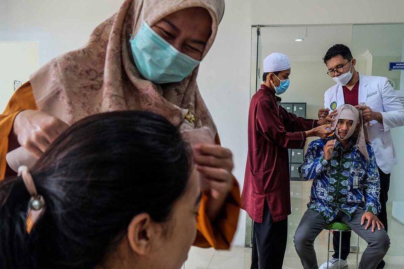 Sejumlah dokter gigi spesialis dan tenaga kesehatan mengikuti pelatihan manajemen dini pada trauma maksilofasial dan bedah mulut di Rumah Sakit Gigi dan Mulut (RSGM) Soelastri Solo, Jawa Tengah, Sabtu (16/9/2023). Pelatihan tersebut digelar agar dokter gigi spesialis dan tenaga kesehatan mampu dalam menghadapi kasus kegawatdaruratan rongga mulut pada pasien. ANTARAFOTO/Maulana Surya