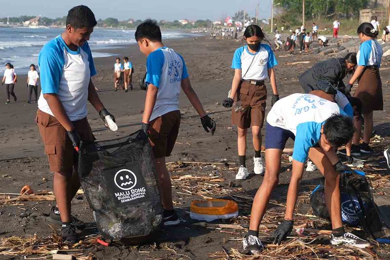 Sejumlah siswa SMP memungut sampah plastik yang berserakan saat aksi bersih-bersih di Pantai Padang Galak, Denpasar, Bali, Sabtu (16/9/2023). Kegiatan tersebut diikuti 300 peserta untuk menumbuhkan kepedulian masyarakat terhadap kebersihan pantai dalam rangka memperingati Hari Bersih-bersih Sedunia atau World Cleanup Day. ANTARA FOTO/Nyoman Hendra Wibowo