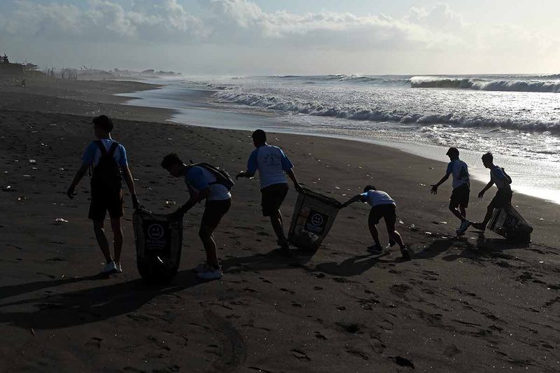 Sejumlah siswa SMP membersihkan sampah plastik yang berserakan saat aksi bersih-bersih di Pantai Padang Galak, Denpasar, Bali, Sabtu (16/9/2023). Kegiatan tersebut diikuti 300 peserta untuk menumbuhkan kepedulian masyarakat terhadap kebersihan pantai dalam rangka memperingati Hari Bersih-bersih Sedunia atau World Cleanup Day. ANTARA FOTO/Nyoman Hendra Wibowo