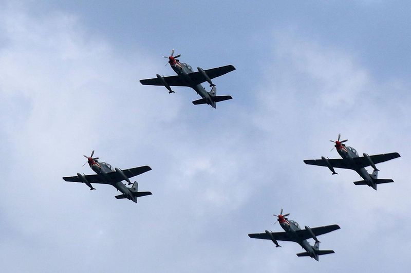 Pesawat Super Tucano TNI AU beraksi di atas Pantai Boom, Banyuwangi, Jawa Timur, Sabtu (16/9/2023). Airshow tersebut sebagai bentuk dukungan TNI AU untuk memeriahkan gelaran Festival Gandrung Sewu 2023. ANTARA FOTO/Budi Candra Setya