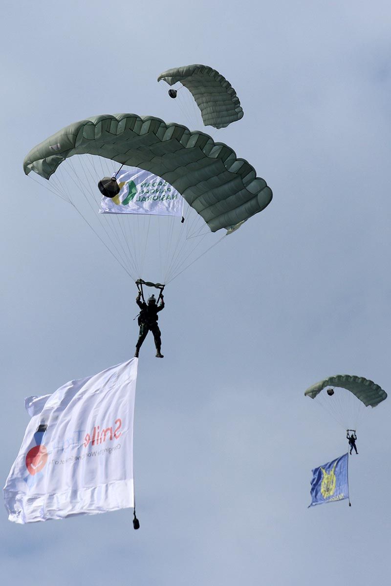 Penerjun TNI AU bersiap mendarat di atas Pantai Boom, Banyuwangi, Jawa Timur, Sabtu (16/9/2023). Airshow tersebut sebagai bentuk dukungan TNI AU untuk memeriahkan gelaran Festival Gandrung Sewu 2023. ANTARA FOTO/Budi Candra Setya