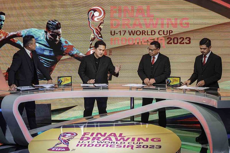 Ketum PSSI Erick Thohir (kedua kiri) bersama Presenter Rendra Soedjono (kiri), Komentator Mohamad Kusnaeni (kedua kanan) dan Mantan pemain Timnas Indonesia Bambang Pamungkas (kanan) berbincang saat menyaksikan proses Final Drawing U-17 World Cup Indonesia yang dilakukan oleh FIFA di Zurich, Swiss dari studio Indosiar di Jakarta Barat, Jumat (15/9/2023). Dalam drawing (pengundian) tersebut Timnas Indonesia U-17 tergabung di grup A bersama Ekuador, Panama dan Maroko pada Piala Dunia U-17 2023. ANTARA FOTO/Dhemas Reviyanto