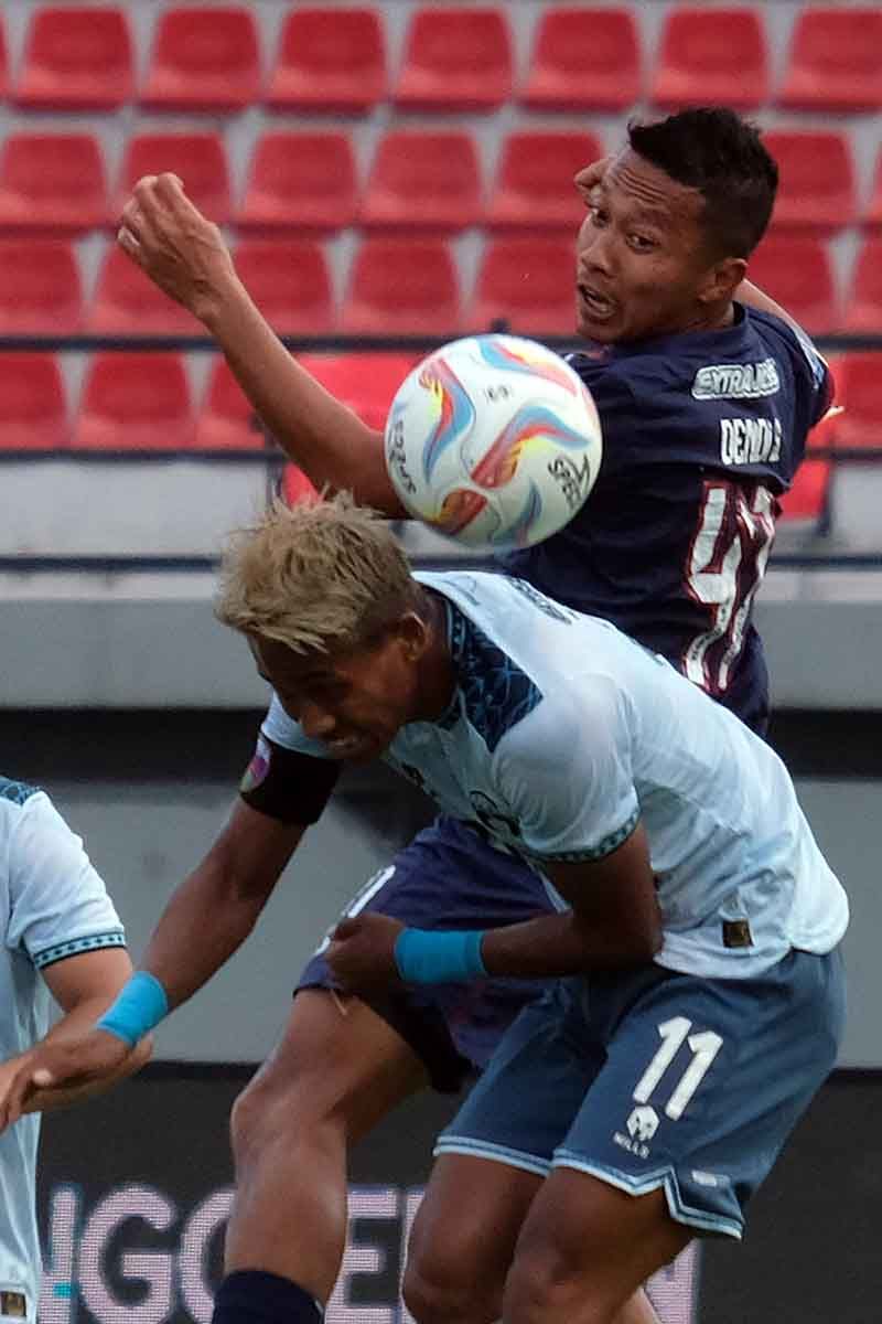 Pesepak bola Arema FC Dendy Santoso (atas) berebut bola dengan pesepak bola Persita Muhammad Toha (bawah) saat pertandingan BRI Liga 1 di Stadion Kapten I Wayan Dipta, Gianyar, Bali, Sabtu (16/9/2023). Pertandingan tersebut berakhir imbang 0-0. ANTARA FOTO/Nyoman Hendra Wibowo