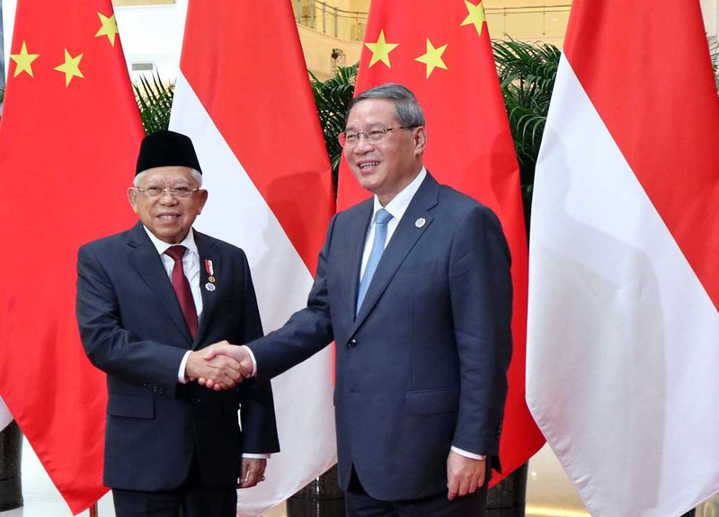 Wapres Ma'ruf Amin (kiri) bertemu dengan Perdana Menteri China Li Qiang (kanan) di Liyuan Ressort, Nanning, provinsi Guangxi, China pada Sabtu (16/9/2023). Pertemuan tersebut membahas kereta cepat hingga mobil listrik serta ajakan untuk berinvetasi dalam industri produk halal di Indonesia. ANTARA FOTO/Desca Lidya Natalia