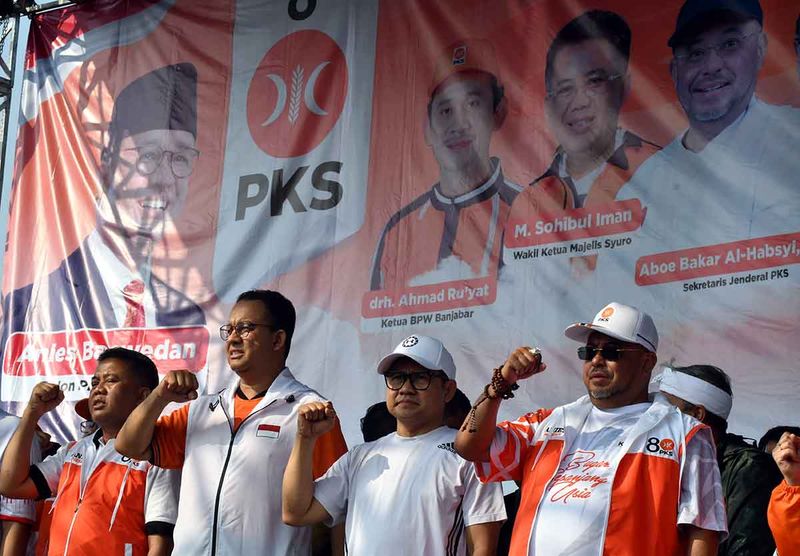 Bakal calon Presiden Anies Baswedan (kedua kiri) bersama bakal calon Wakil Presiden Muhaimin Iskandar (kedua kanan), Wakil Ketua Majelis Syuro PKS Sohibul Iman (kiri) dan Sekjen PKS Aboe Bakar Al Habsyi (kanan) mengikuti senam bareng rakyat di lapangan panahan, Stadion Pakansari, Cibinong, Kabupaten Bogor, Jawa Barat, Minggu (17/9/2023). Kegiatan senam bareng rakyat yang dihadiri bakal calon presiden dan bakal calon wakil presiden dari Koalisi Perubahan tersebut sekaligus meresmikan posko pemenangan milenial di DPD PKS Kabupaten Bogor. ANTARA FOTO/Arif Firmansyah