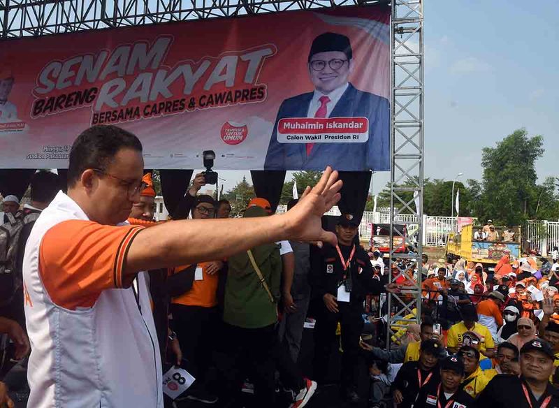 Bakal calon Presiden Anies Baswedan melambaikan tangan kepada simpatisan PKS saat senam bareng rakyat di lapangan panahan, Stadion Pakansari, Cibinong, Kabupaten Bogor, Jawa Barat, Minggu (17/9/2023). Kegiatan senam bareng rakyat yang dihadiri bakal calon presiden dan bakal calon wakil presiden dari Koalisi Perubahan tersebut sekaligus meresmikan posko pemenangan milenial di DPD PKS Kabupaten Bogor. ANTARA FOTO/Arif Firmansyah