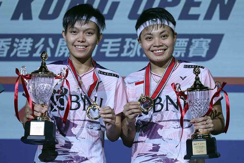 Pebulu tangkis ganda putri Indonesia Apriyani Rahayu (kanan) dan Siti Fadia Silva Ramadhanti (kiri) berpose dengan pialanya saat penyerahan juara Hong Kong Open 2023 di Kowloon, Minggu (17/9/2023). Apriyani/Fadia berhasil juarai Hong Kong Open 2023 usai kalahkan pebulu tangkis ganda putri Malaysia Pearly Tan/Thinaah Muralitharan dengan skor akhir 14-21, 24-22, 21-9. ANTARA FOTO/HO-Humas PBSI