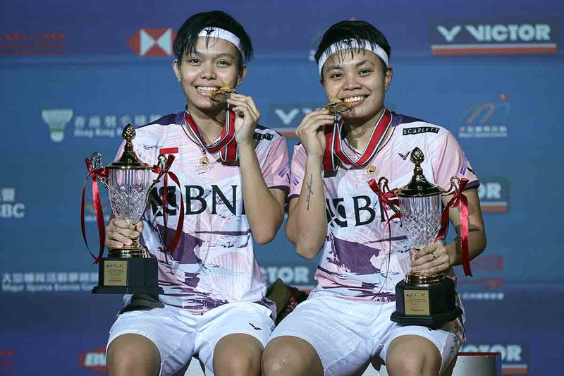 Pebulu tangkis ganda putri Indonesia Apriyani Rahayu (kanan) dan Siti Fadia Silva Ramadhanti (kiri) berpose dengan piala dan medalinya saat penyerahan juara Hong Kong Open 2023 di Kowloon, Minggu (17/9/2023). Apriyani/Fadia berhasil juarai Hong Kong Open 2023 usai kalahkan pebulu tangkis ganda putri Malaysia Pearly Tan/Thinaah Muralitharan dengan skor akhir 14-21, 24-22, 21-9. ANTARA FOTO/HO-Humas PBSI