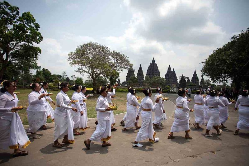 Umat Hindu mengikuti upacara mendhak tirta di Candi Prambanan, Sleman, DI Yogyakarta, Minggu (17/9/2023). Ritual Gema Santi Puja 1008 Genta yang dihadiri 1008 pinandita dan mempersembahkan 1008 tumpeng tersebut merupakan doa untuk para leluhur yang telah membangun Candi Prambanan. ANTARA FOTO/Hendra Nurdiyansyah