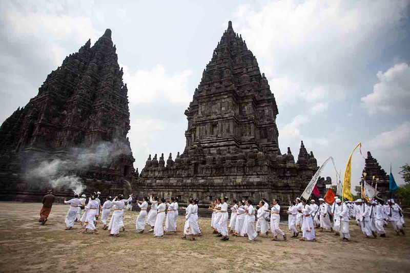 Umat Hindu mengikuti upacara mendhak tirta di Candi Prambanan, Sleman, DI Yogyakarta, Minggu (17/9/2023). Ritual Gema Santi Puja 1008 Genta yang dihadiri 1008 pinandita dan mempersembahkan 1008 tumpeng tersebut merupakan doa untuk para leluhur yang telah membangun Candi Prambanan. ANTARA FOTO/Hendra Nurdiyansyah