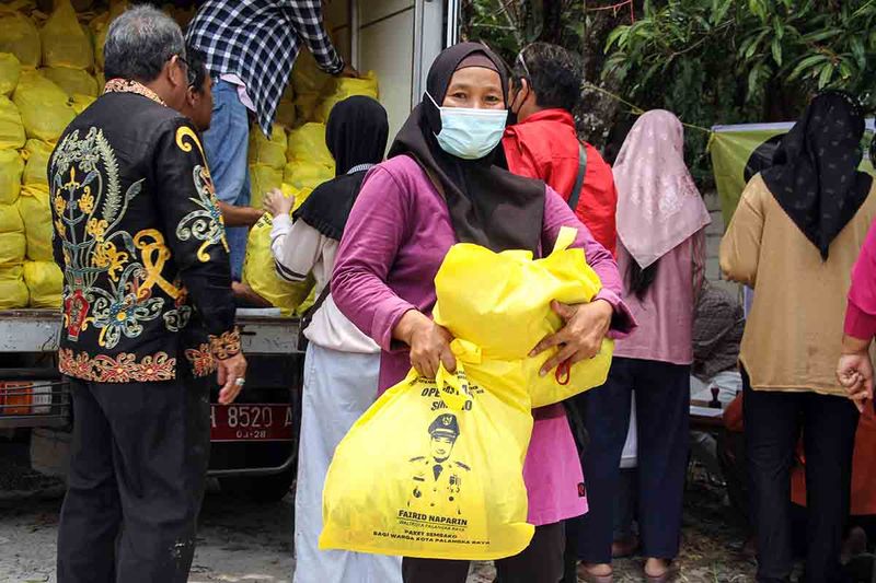 Warga membawa paket sembako bersubsidi saat operasi pasar murah di Kelurahan Bukit Tunggal, Palangka Raya, Kalimantan Tengah, Minggu (17/9/2023). Pemkot Palangka Raya menggelar operasi pasar murah dengan menyediakan 500 paket sembako bersubsidi yang terdiri dari beras lima kilogram, minyak goreng dua liter, dan gula pasir dua kilogram untuk membantu warga kurang mampu sekaligus menstabilkan harga sehingga bisa menekan laju angka inflasi di daerah itu. ANTARA FOTO/Auliya Rahman