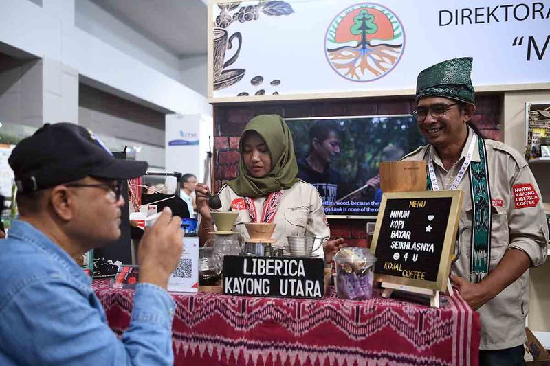 Barista membuat kopi untuk pengunjung di Festival Lingkungan, Iklim, Kehutanan, dan Energi Baru Terbarukan (LIKE) di Indonesia Arena, Kompleks GBK, Senayan, Jakarta, Minggu (17/9/2023). Kegiatan yang selenggarakan Kementerian Lingkungan Hidup dan Kehutanan tersebut berlangsung hingga 18 September sebagai ajang mengenalkan aktualisasi kerja dan langkah korektif kebijakan, serta implementasi di sektor kehutanan dan lingkungan hidup sebagai rangkaian Road to COP 28 UNFCCC yang akan diadakan di Dubai, Uni Emirat Arab pada November 2023. ANTARA FOTO/Sigid Kurniawan