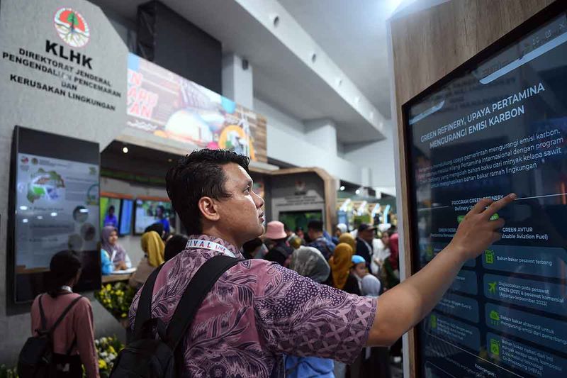 Pengunjung melihat pameran yang ditampilkan Festival Lingkungan, Iklim, Kehutanan, dan Energi Baru Terbarukan (LIKE) di Indonesia Arena, Kompleks GBK, Senayan, Jakarta, Minggu (17/9/2023). Kegiatan yang selenggarakan Kementerian Lingkungan Hidup dan Kehutanan tersebut berlangsung hingga 18 September sebagai ajang mengenalkan aktualisasi kerja dan langkah korektif kebijakan, serta implementasi di sektor kehutanan dan lingkungan hidup sebagai rangkaian Road to COP 28 UNFCCC yang akan diadakan di Dubai, Uni Emirat Arab pada November 2023. ANTARA FOTO/Sigid Kurniawan