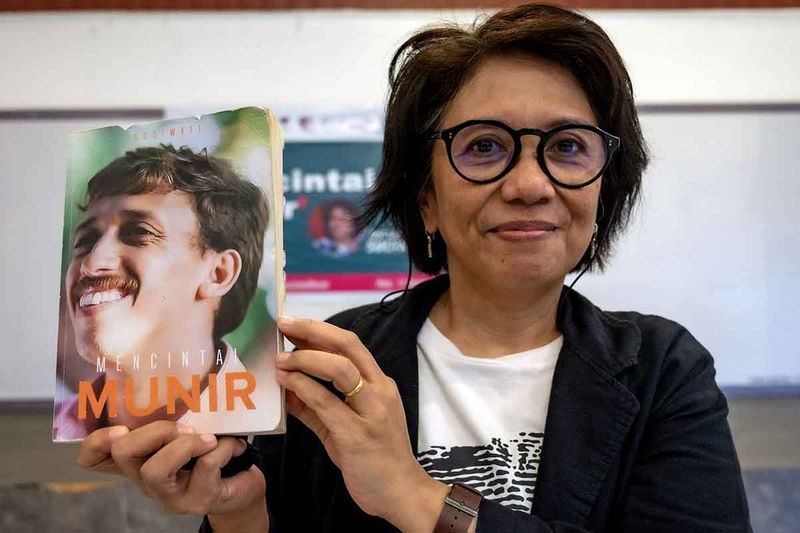 Suciwati, isteri mendiang Munir menunjukkan buku berjudul Mencintai Munir yang ditulisnya usai Bedah Buku di Palu, Sulawesi Tengah, Minggu (17/9/2023). Buku setebal 372 halaman dan diterbitkan Yayasan Museum HAM Munir itu berkisah tentang perjalanan Suciwati bersama Munir dalam bahtera rumah tangga dan kegigihan mendiang suaminya dalam memperjuangkan penegakan Hak Asasi Manusia di Indonesia. ANTARA/Basri Marzuki