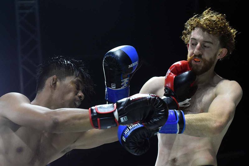 Petarung asal Indonesia Sony Rizaldi (kiri) mendaratkan pukulan kearah lawannya petarung asal Irlandia Aaron Clarke pada pertandingan Baku Hantam Championship di Balai Sarbini, Jakarta, Sabtu (16/9/2023) malam. Baku Hantam Championship merupakan ajang kejuaraan beladiri yang menyajikan pertandingan Boxing, Kick Boxing, dan tarung bebas atau Mixed Martial Arts (MMA) sebagai wadah bagi para atlit Indonesia untuk mengasah bakat-bakat baru di tarung bebas Indonesia agar bisa naik kelas ke tingkat Internasional. ANTARA FOTO/Indrianto Eko Suwarso