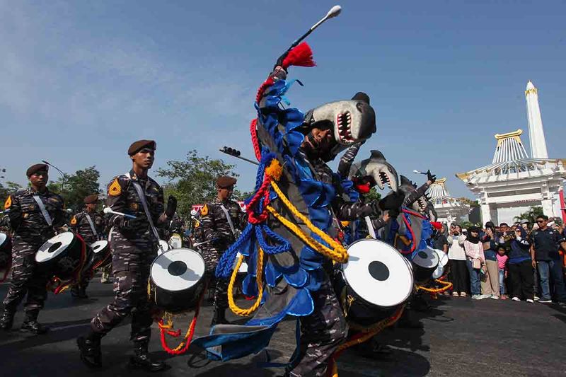 Sejumlah pasukan drumband Genderang Suling Gita Jala Taruna Akademi Angkatan Laut beraksi saat Kirab Kota Surabaya di Surabaya, Jawa Timur, Minggu (17/9/2023). Kirab dalam rangka memperingati HUT ke-78 TNI AL tersebut mengangkat tema Dengan Semangat Jalesveva Jayamahe, Terus Melaju untuk Indonesia Maju. ANTARA FOTO/Didik Suhartono