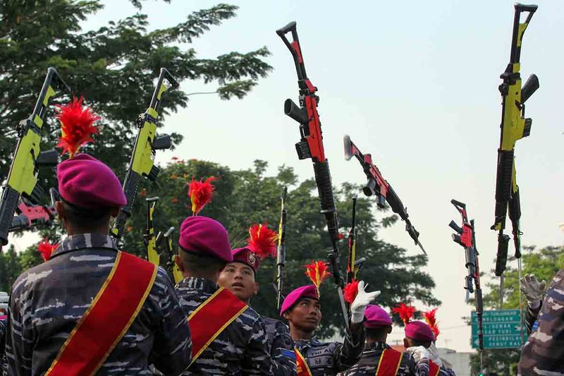 Sejumlah pasukan drumband Genderang Suling Gita Jala Taruna Akademi Angkatan Laut beraksi saat Kirab Kota Surabaya di Surabaya, Jawa Timur, Minggu (17/9/2023). Kirab dalam rangka memperingati HUT ke-78 TNI AL tersebut mengangkat tema Dengan Semangat Jalesveva Jayamahe, Terus Melaju untuk Indonesia Maju. ANTARA FOTO/Didik Suhartono