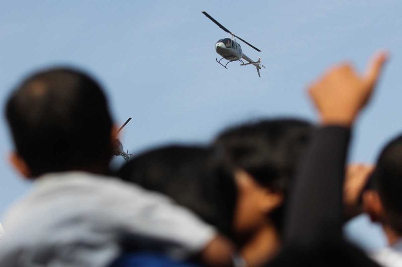 Sejumlah pasukan drumband Genderang Suling Gita Jala Taruna Akademi Angkatan Laut beraksi saat Kirab Kota Surabaya di Surabaya, Jawa Timur, Minggu (17/9/2023). Kirab dalam rangka memperingati HUT ke-78 TNI AL tersebut mengangkat tema Dengan Semangat Jalesveva Jayamahe, Terus Melaju untuk Indonesia Maju. ANTARA FOTO/Didik Suhartono