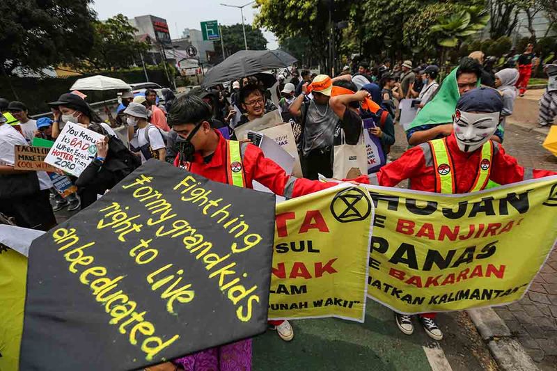 Sejumlah peserta membawa poster saat aksi pawai Global Climate Strike di Taman Menteng, Jakarta, Minggu (17/9/2023). Aksi yang dilakukan oleh gabungan komunitas peduli lingkungan itu untuk menyuarakan isu krisis iklim yang mengancam kehidupan makhluk hidup serta meminta pemerintah untuk serius menangani krisis iklim dan kelestarian lingkungan. ANTARA FOTO/Asprilla Dwi Adha