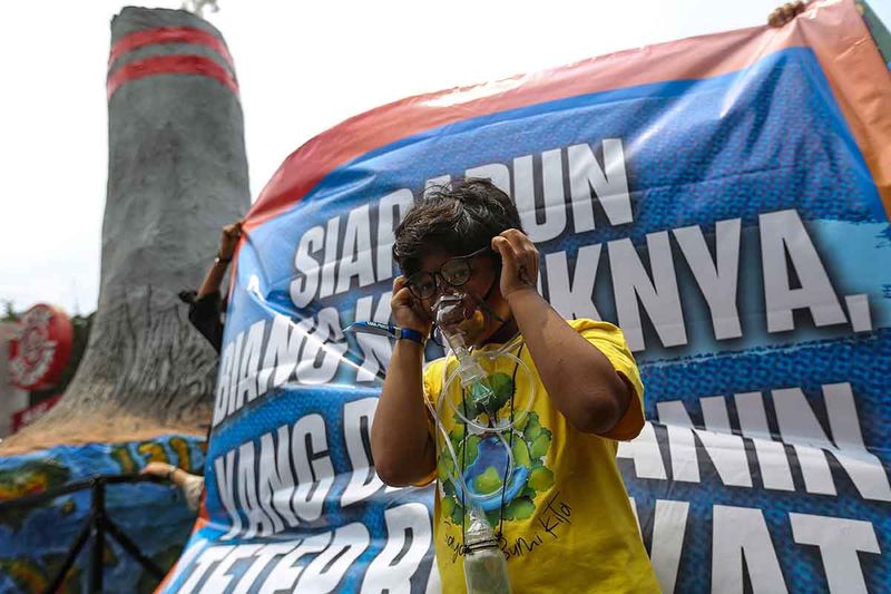 Peserta menggunakan masker saat aksi pawai Global Climate Strike di Taman Menteng, Jakarta, Minggu (17/9/2023). Aksi yang dilakukan oleh gabungan komunitas peduli lingkungan itu untuk menyuarakan isu krisis iklim yang mengancam kehidupan makhluk hidup serta meminta pemerintah untuk serius menangani krisis iklim dan kelestarian lingkungan. ANTARA FOTO/Asprilla Dwi Adha