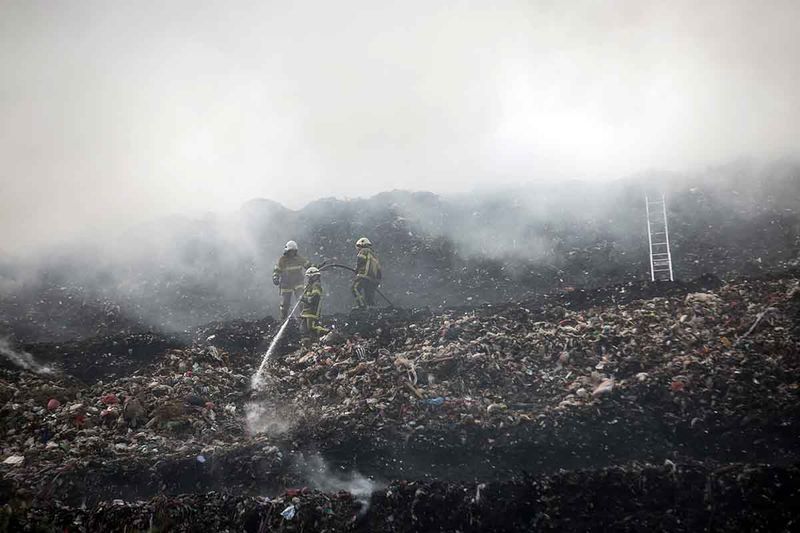 Petugas Pemadam Kebakaran berusaha memadamkan api yang membakar gunungan sampah di TPA Putri Cempo, Solo, Jawa Tengah, Minggu (17/9/2023). Kebakaran tersebut diduga karena cuaca panas yang memicu gas metan didalam sampah, sedangkan luasan gunungan sampah yang terbakar diperkirakan mencapai dua hektar. ANTARA FOTO/Mohammad Ayudha